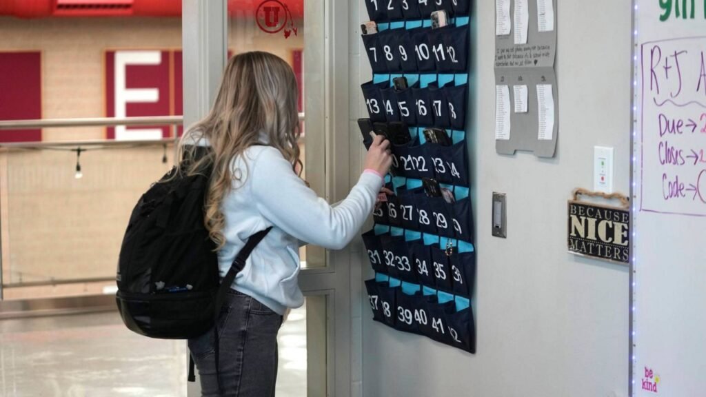 South Carolina’s Statewide Cellphone Ban Kicks Off First Full School Year