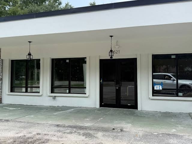 Former West Ashley 7-Eleven to Become Deanna’s Wine Bar and Bert’s Pig Shop